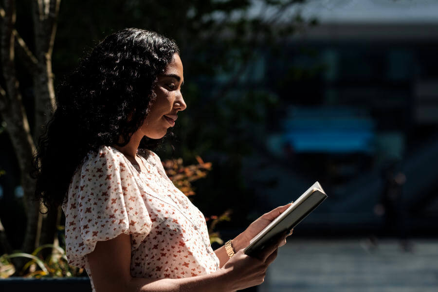 studie reading a book